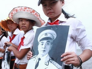 Các em học sinh tỉnh Quảng Bình bày tỏ lòng tiếc thương vị Đại tướng của nhân dân.